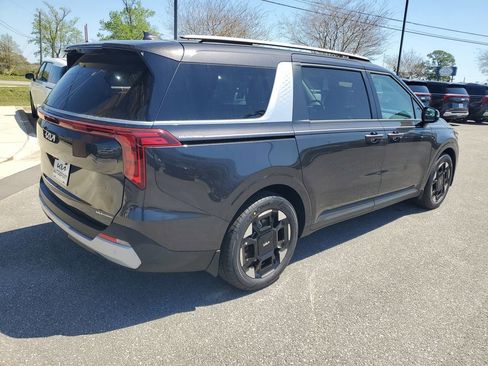 New 2026 Kia Carnival EX FWD image 4