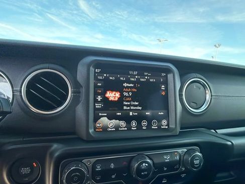 Used 2022 Jeep Wrangler Unlimited Sahara w/ LED Lighting Group AWD/4WD image 26