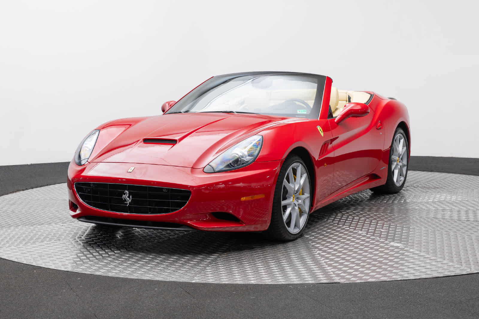 Used 2010 Ferrari California RWD image 1