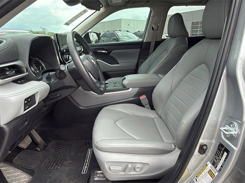 Used 2024 Toyota Highlander XLE image 11