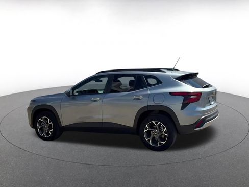 Used 2025 Chevrolet Trax LT w/ LT Convenience Package image 10