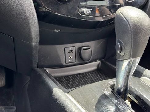 Used 2015 Nissan Rogue SV AWD/4WD image 15