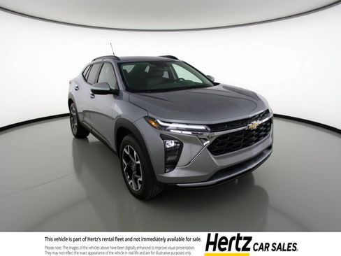 Used 2025 Chevrolet Trax LT FWD image 1