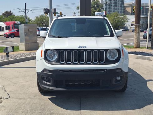 Used 2018 Jeep Renegade Latitude FWD image 10