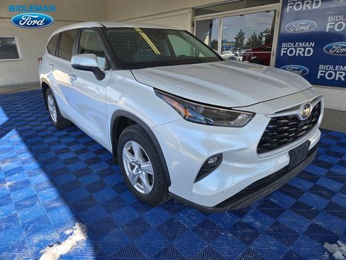 Used 2023 Toyota Highlander LE image 1