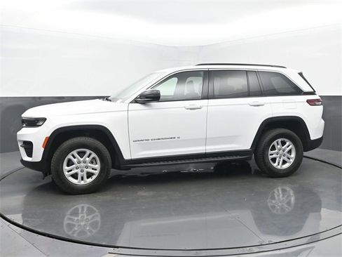 Used 2024 Jeep Grand Cherokee Laredo image 2
