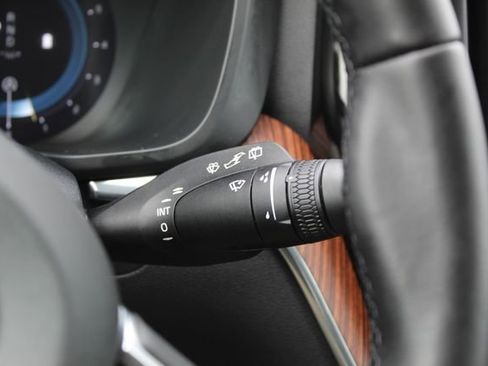 Used 2024 Volvo XC60 B5 Plus image 19