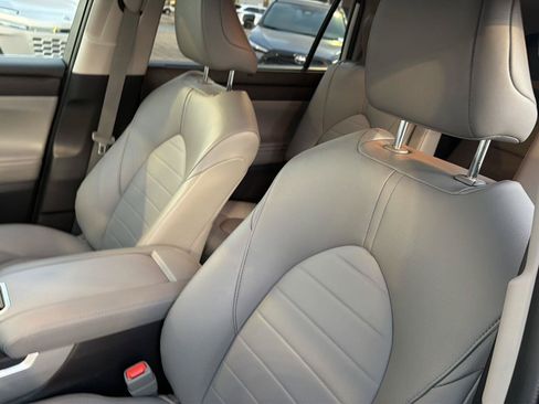 Certified 2023 Toyota Highlander XLE FWD image 30