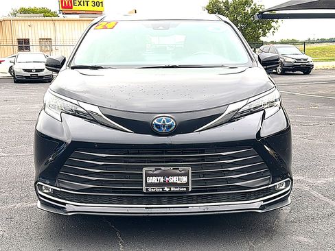 Used 2024 Toyota Sienna XLE image 11