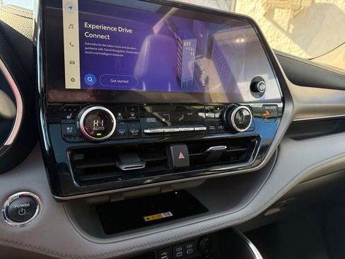 Used 2023 Toyota Highlander Limited image 11