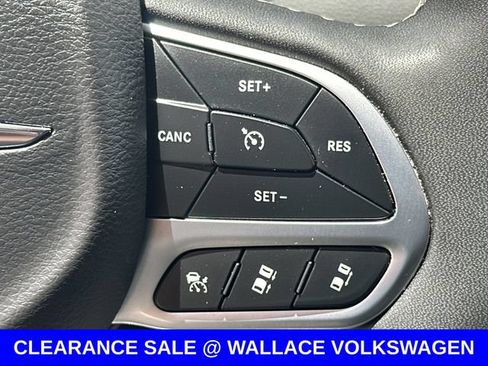 Used 2024 Chrysler Pacifica Touring-L FWD image 18