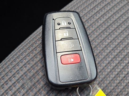 Used 2022 Toyota Highlander LE AWD/4WD image 35