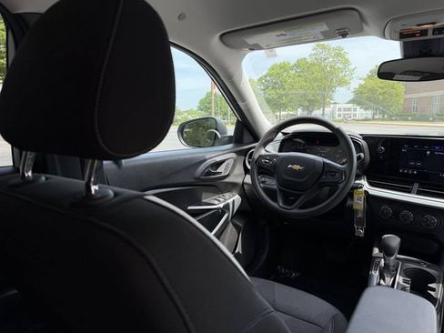 Used 2025 Chevrolet Trax LS FWD image 37