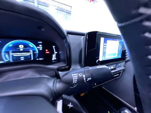 Used 2025 Toyota Camry SE w/ Convenience Package image 19