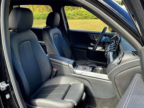 Used 2025 Mercedes-Benz GLB 250 4MATIC image 7