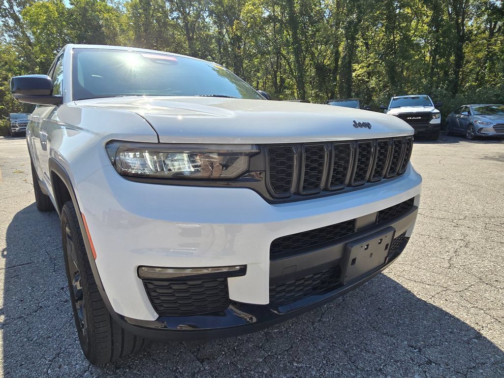 Used 2023 Jeep Grand Cherokee L Limited w/ Black Appearance Package AWD/4WD image 11