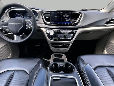 Used 2023 Chrysler Pacifica Touring-L FWD image 16