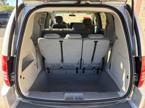 Used 2008 Chrysler Town & Country LX image 5