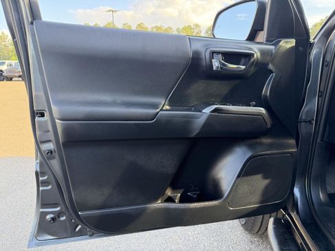 Used 2019 Toyota Tacoma TRD Sport w/ Exterior Package image 14