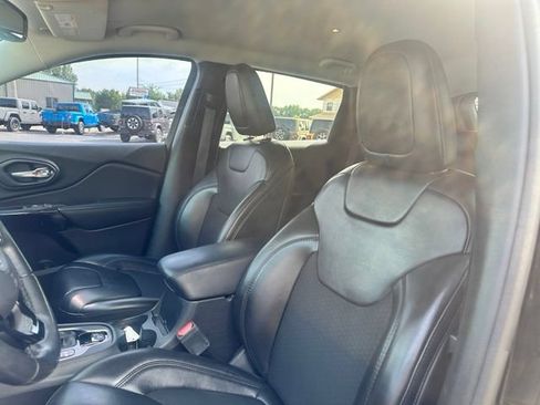 Used 2020 Jeep Cherokee Latitude Plus AWD/4WD image 23