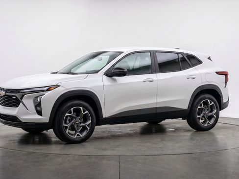 Used 2025 Chevrolet Trax LT w/ LT Convenience Package FWD image 3