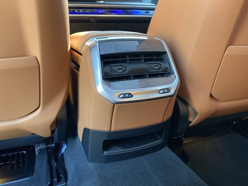 Used 2025 BMW 740i w/ Premium Package image 60