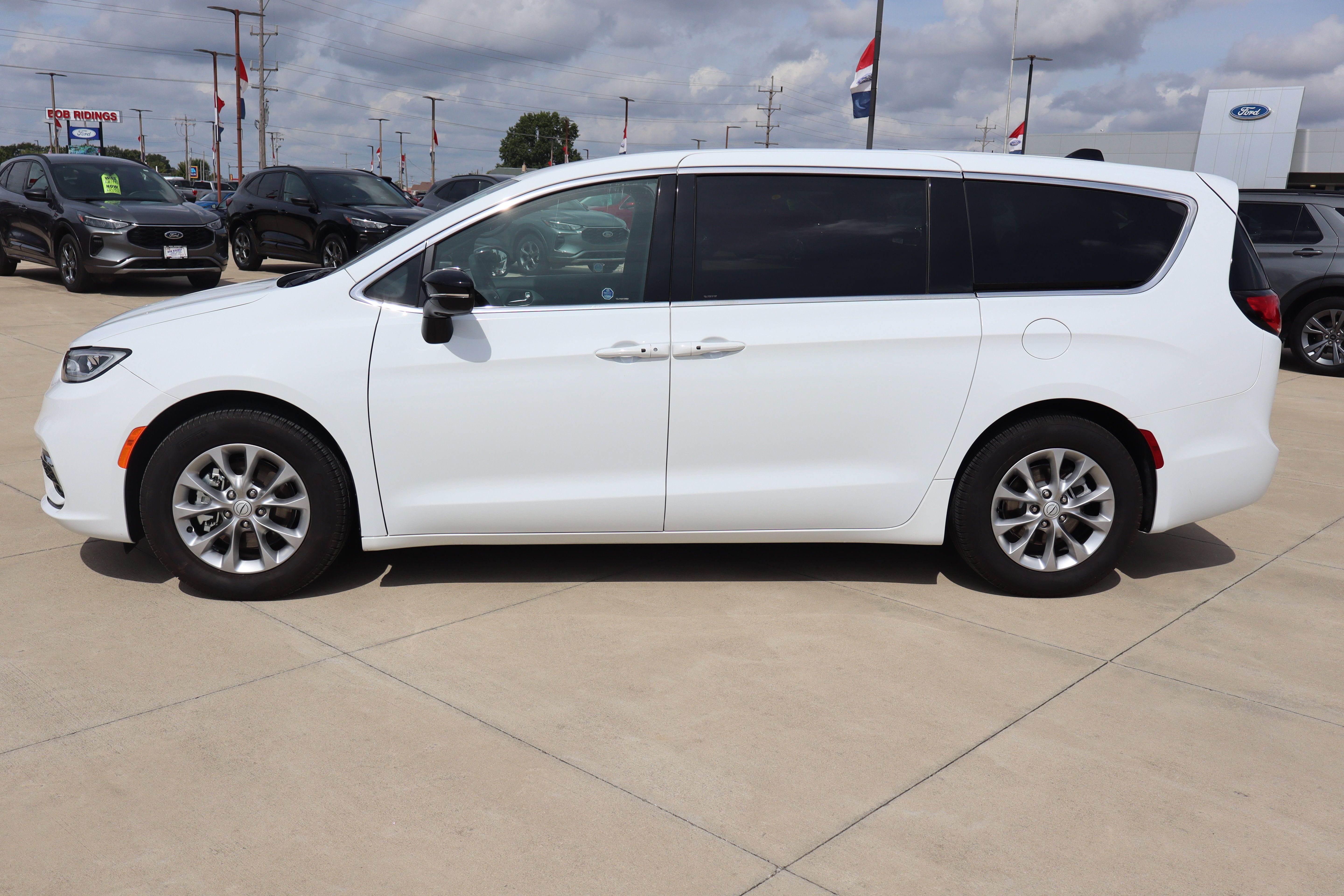 Used 2026 Chrysler Pacifica Limited FWD image 8
