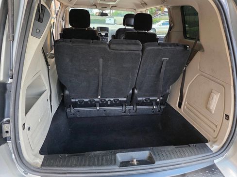 Used 2011 Chrysler Town & Country Touring image 17