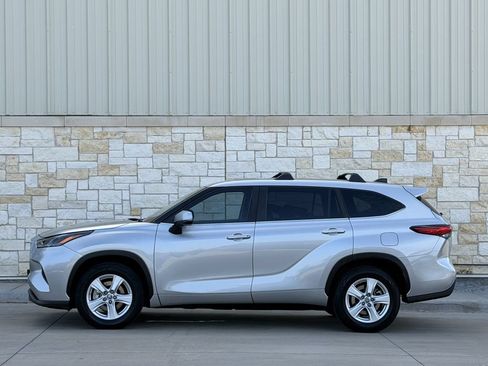 Used 2023 Toyota Highlander LE FWD image 3
