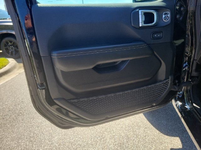 Used 2024 Jeep Wrangler Unlimited Sahara AWD/4WD image 18