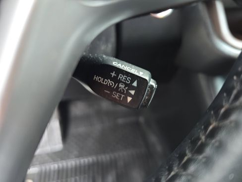 Used 2019 Toyota Highlander XLE image 25