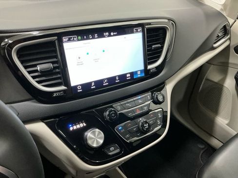Used 2023 Chrysler Pacifica Touring-L image 12