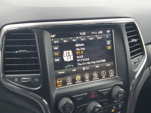 Used 2018 Jeep Grand Cherokee Laredo image 20