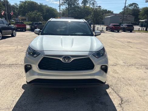 Used 2023 Toyota Highlander XLE AWD/4WD image 2