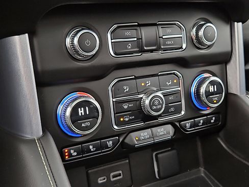 Used 2023 GMC Yukon SLT image 16