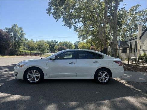 Used 2013 Nissan Altima 2.5 SV w/ 2.5SV Convenience Pkg FWD image 2
