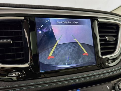 Used 2018 Chrysler Pacifica Limited FWD image 11