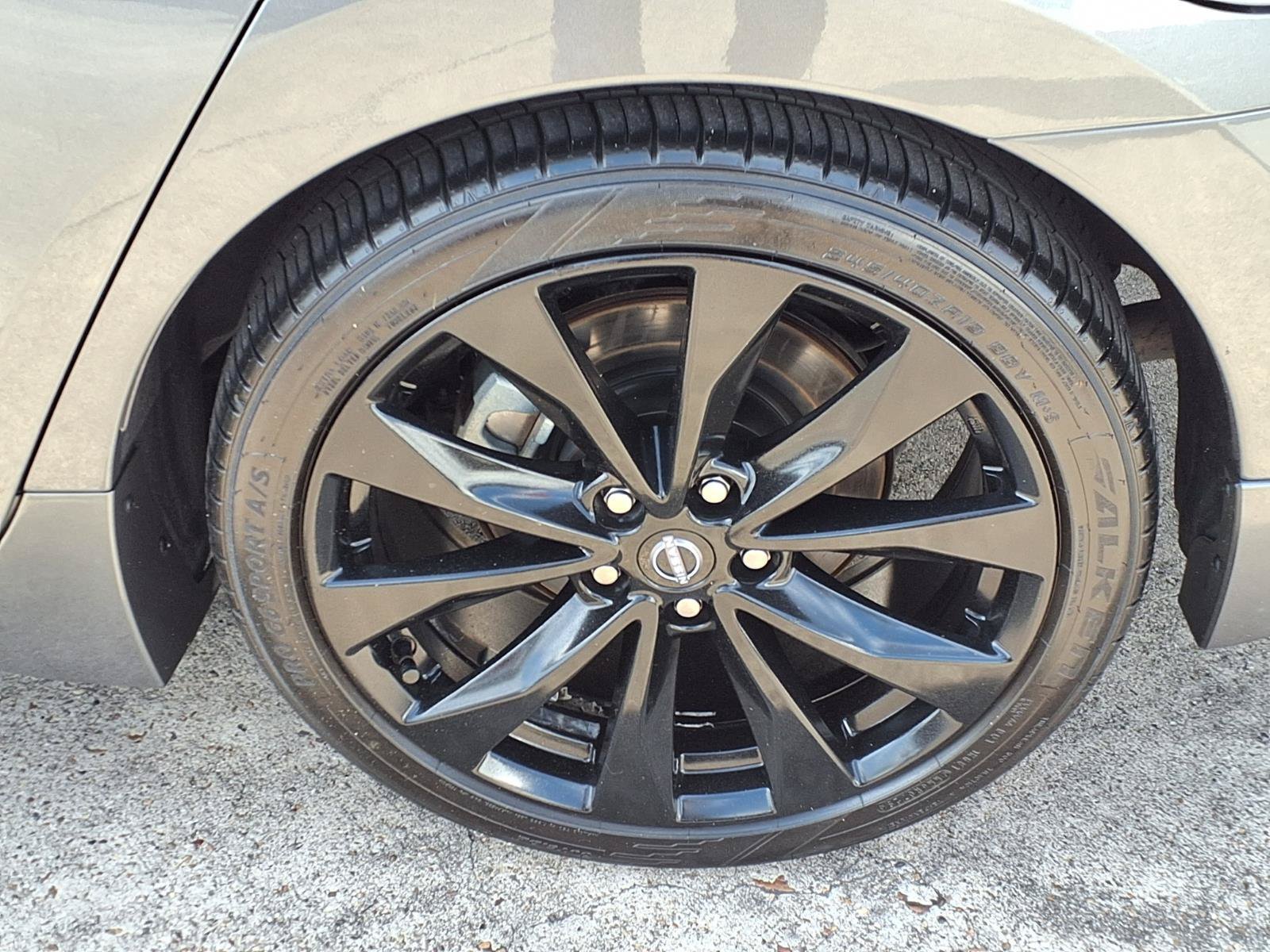 Used 2023 Nissan Maxima SR w/ Sport Mat Group FWD image 10