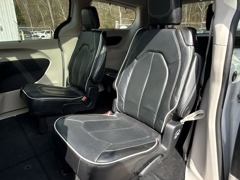 Used 2024 Chrysler Pacifica Limited image 27