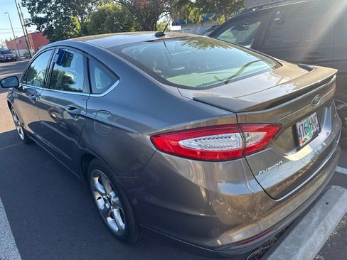 Used 2014 Ford Fusion SE FWD image 2