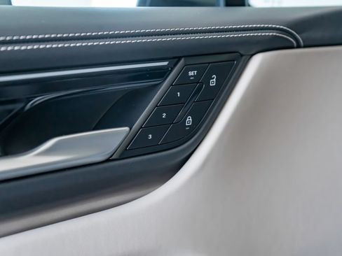 Certified 2025 Porsche Macan 4S Electric AWD/4WD image 13