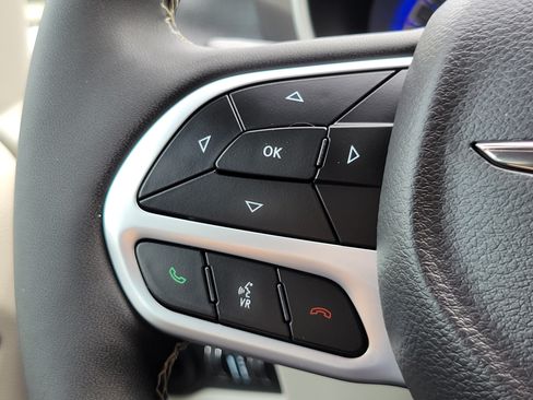 Used 2024 Chrysler Pacifica Touring-L w/ Uconnect Theater Family Group FWD image 11