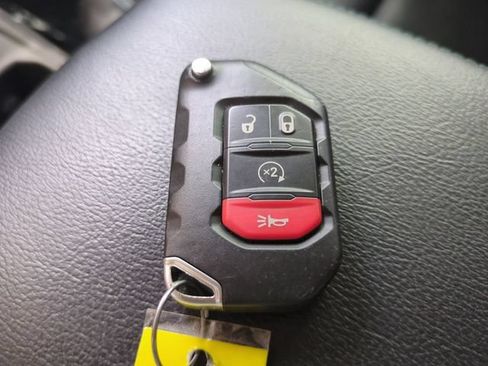 Used 2025 Jeep Wrangler Unlimited Rubicon 4xe AWD/4WD image 29