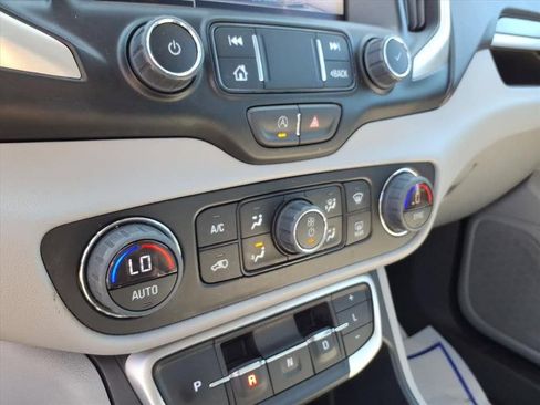 Used 2024 GMC Terrain SLT FWD image 28