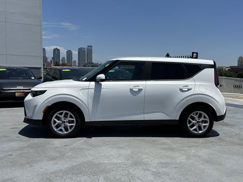 Certified 2025 Kia Soul LX w/ LX Technology Package FWD image 3