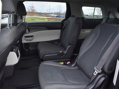 Certified 2023 Kia Carnival LX image 17