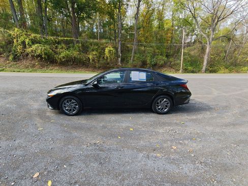 Used 2024 Hyundai Elantra SEL image 2