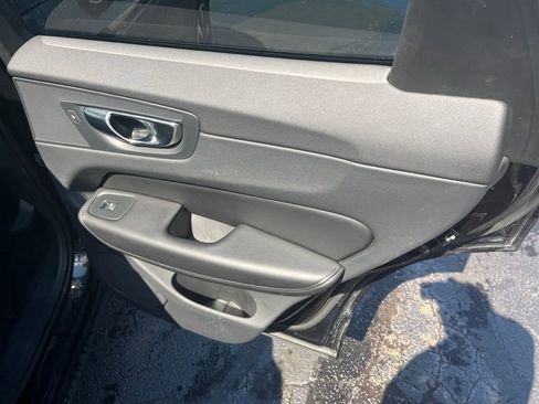 Used 2023 Volvo XC60 B5 Plus image 27