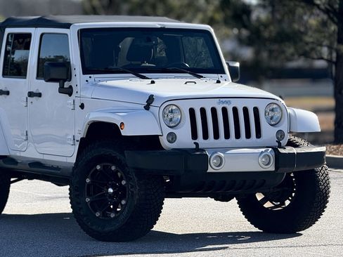 Used 2015 Jeep Wrangler Unlimited Sahara w/ Connectivity Group image 43