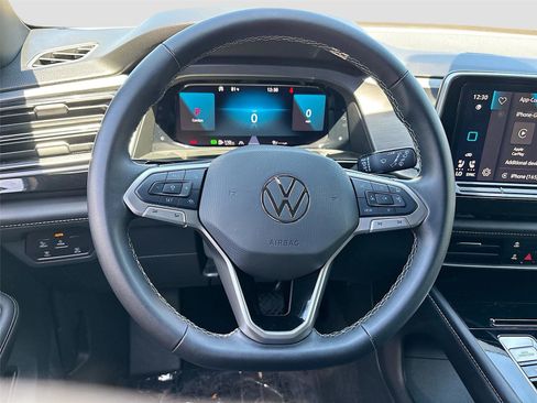 Used 2025 Volkswagen Atlas Cross Sport SE image 11